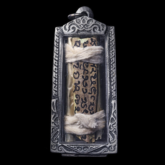 阿赞萨维特 · ฝน女灵臂骨