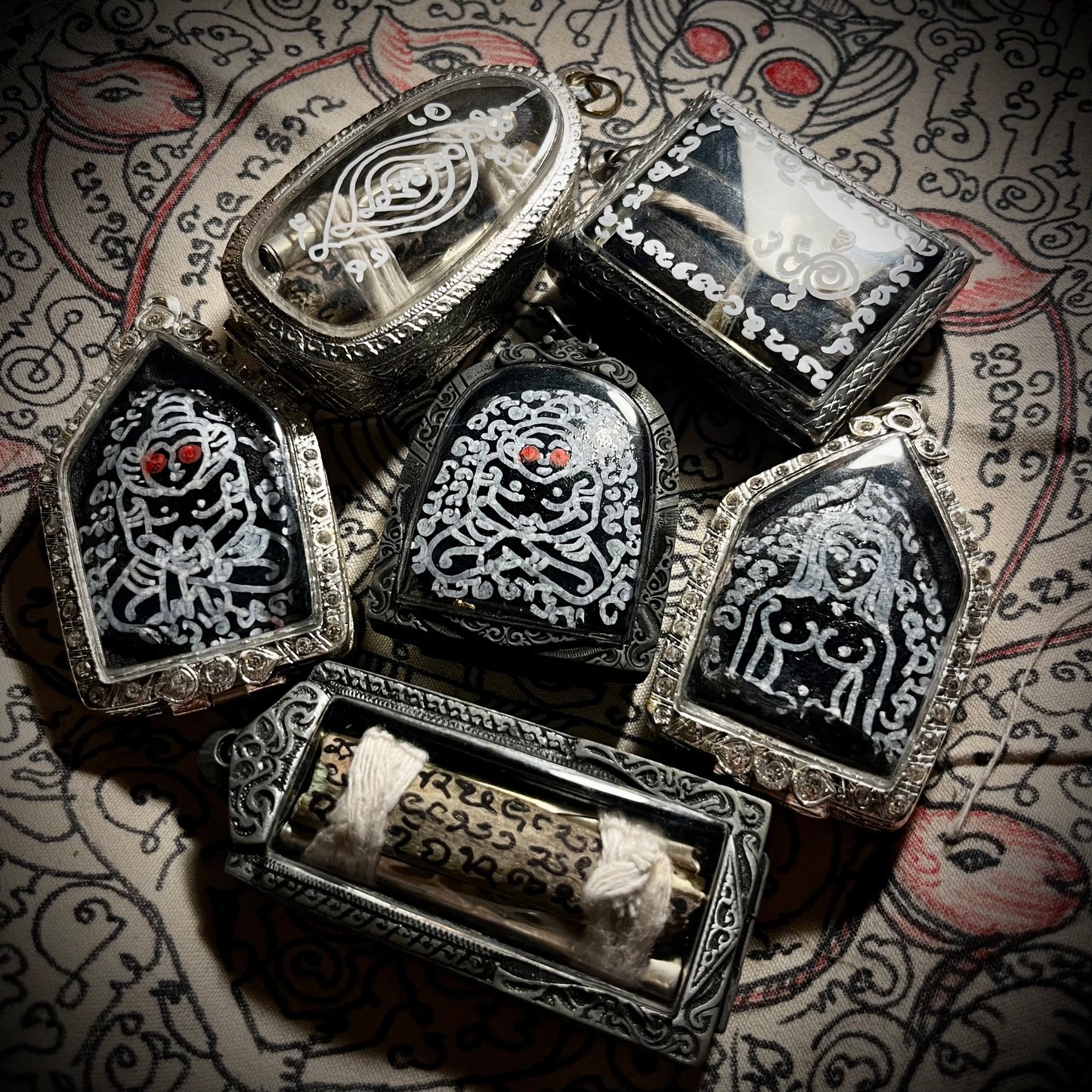 阿赞萨维特 · ฝน女灵臂骨