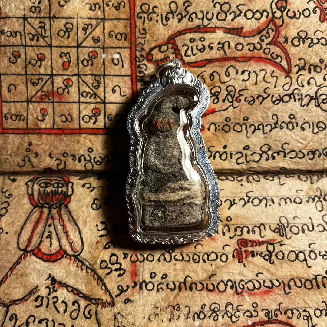 阿赞并 · 红眼拍婴（งั่งตาแดง）首期版本