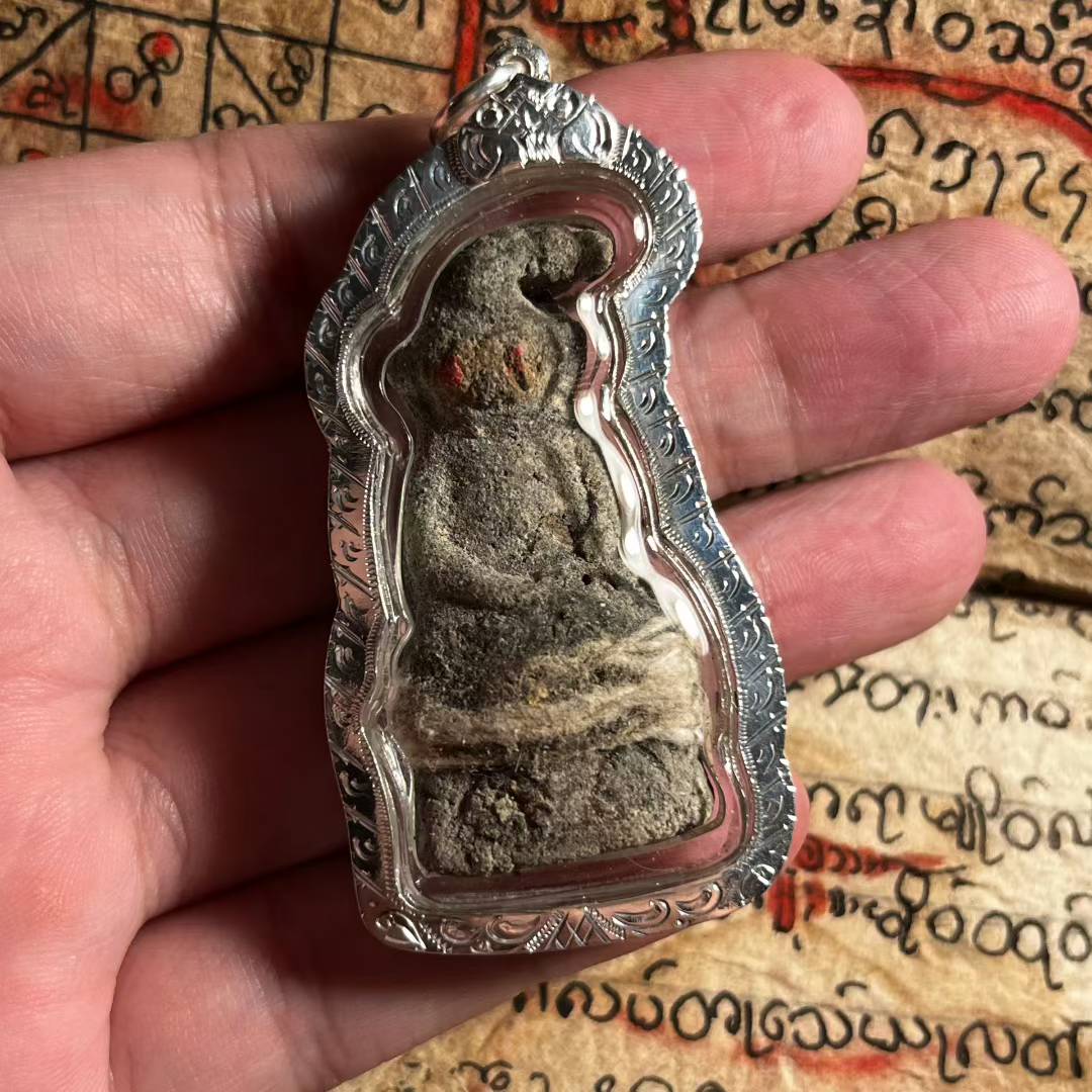 阿赞并 · 红眼拍婴（งั่งตาแดง）首期版本