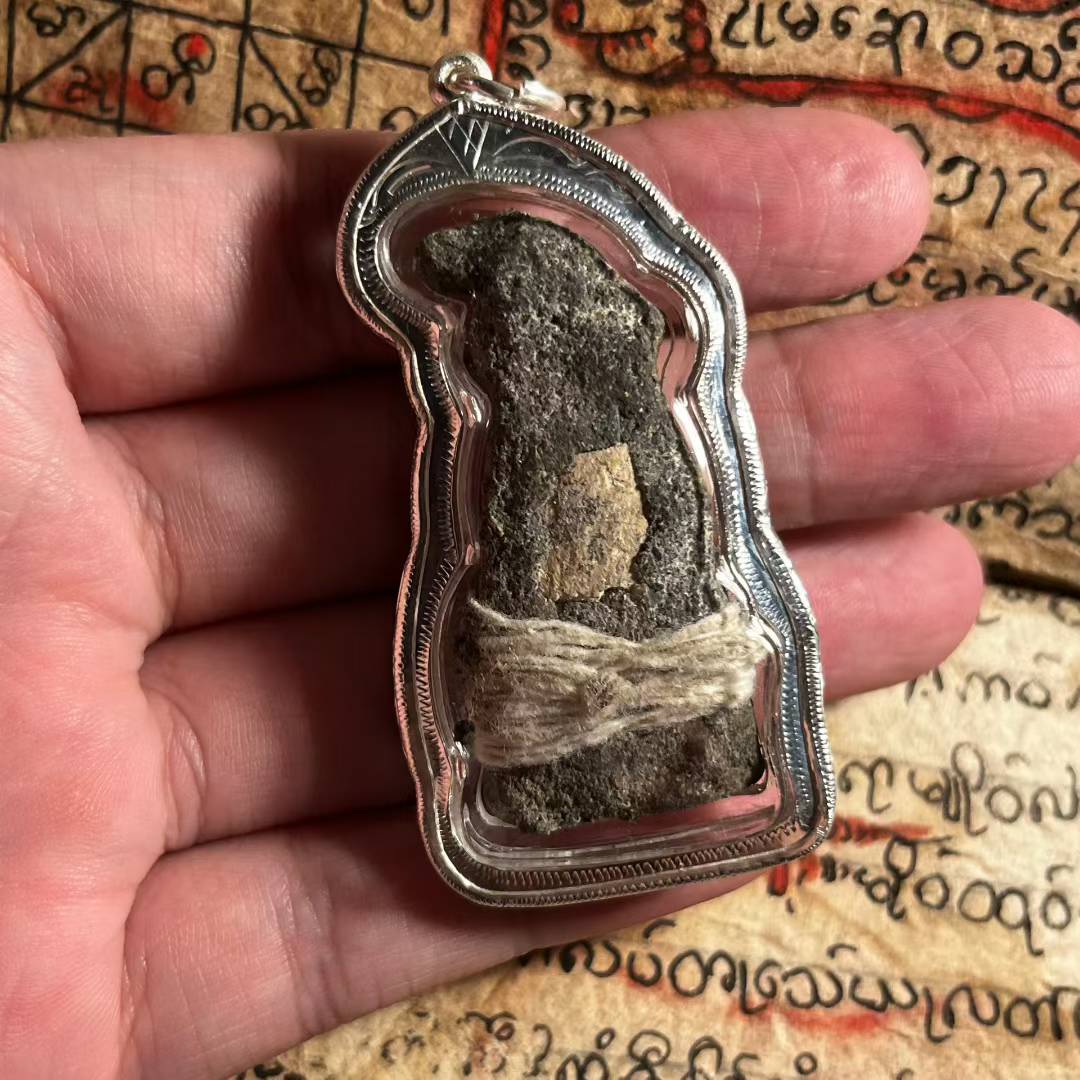 阿赞并 · 红眼拍婴（งั่งตาแดง）首期版本