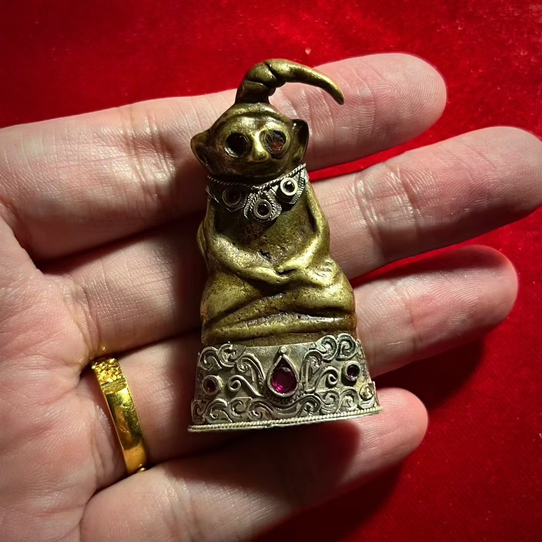 古代高棉青蛙拍婴(头发向左)