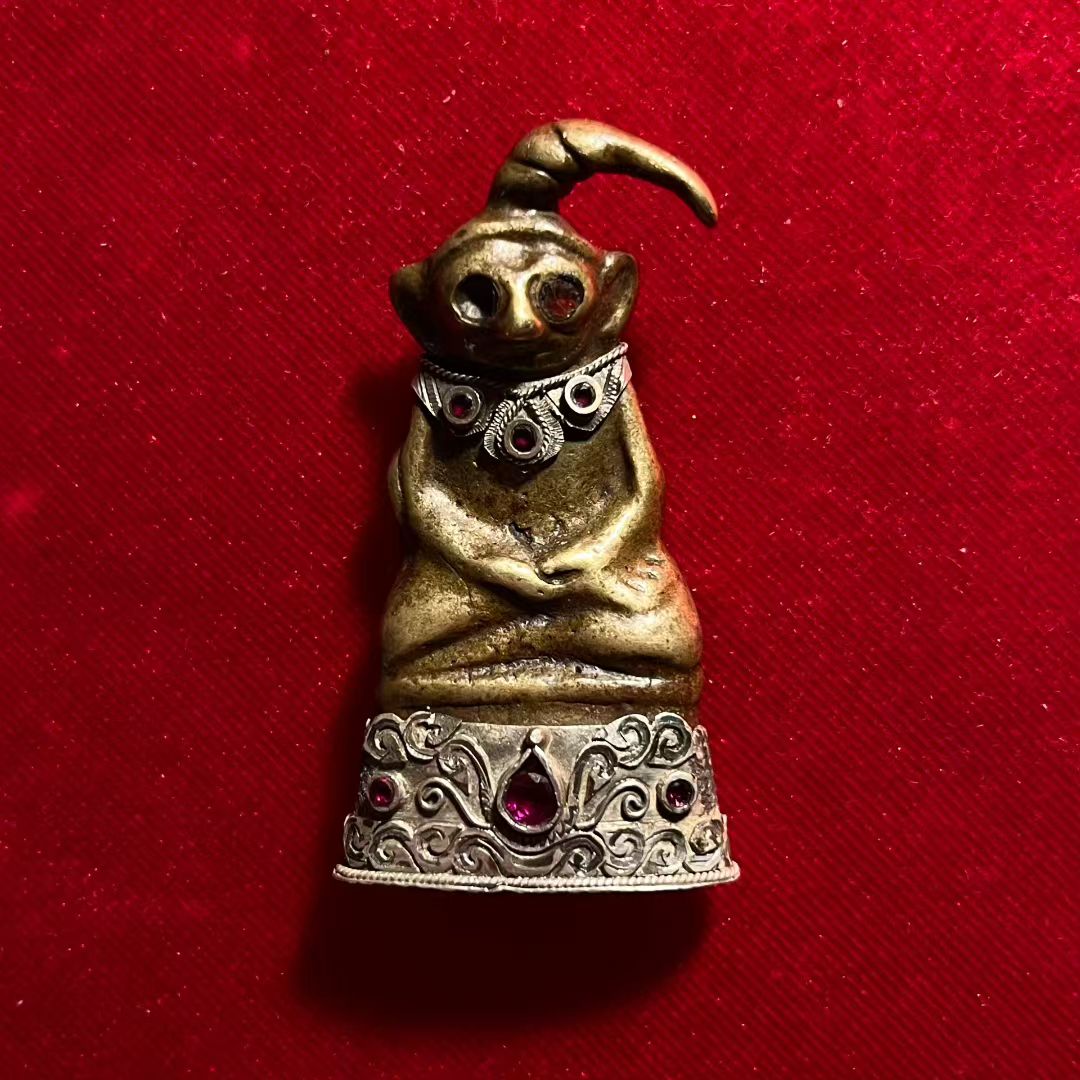 古代高棉青蛙拍婴(头发向左)