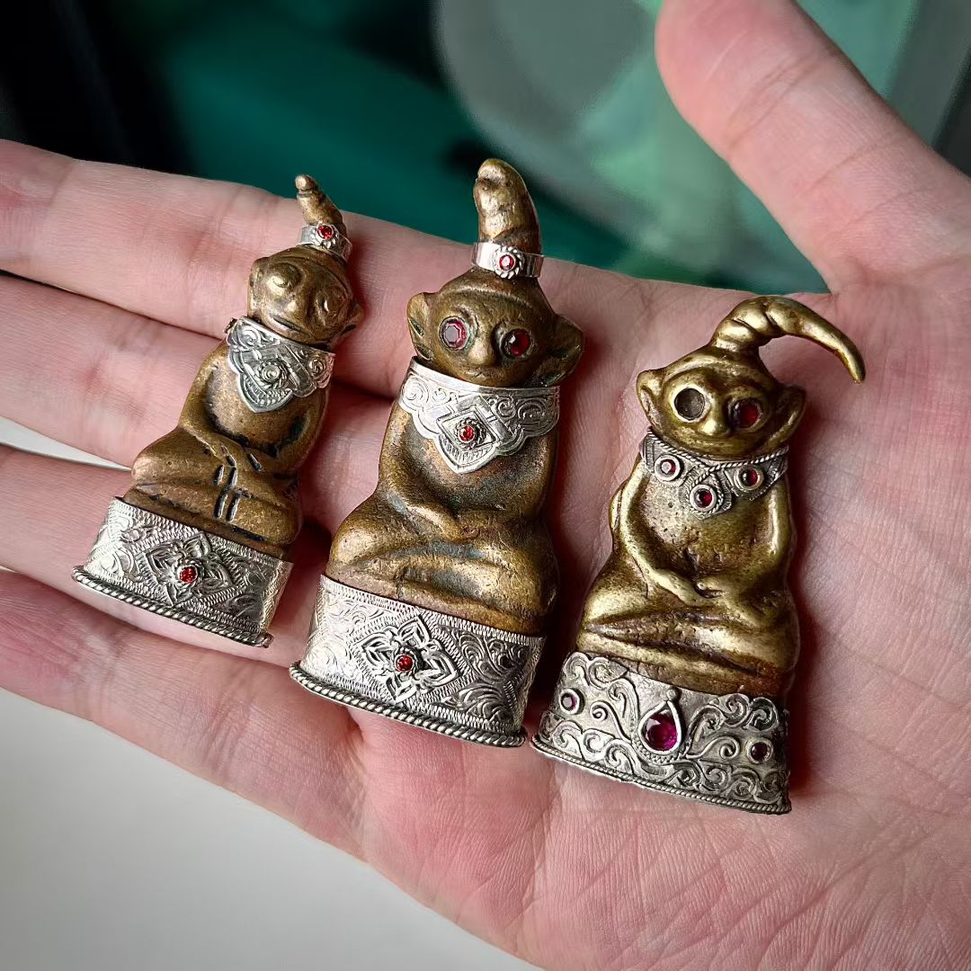 古代高棉青蛙拍婴(头发向左)