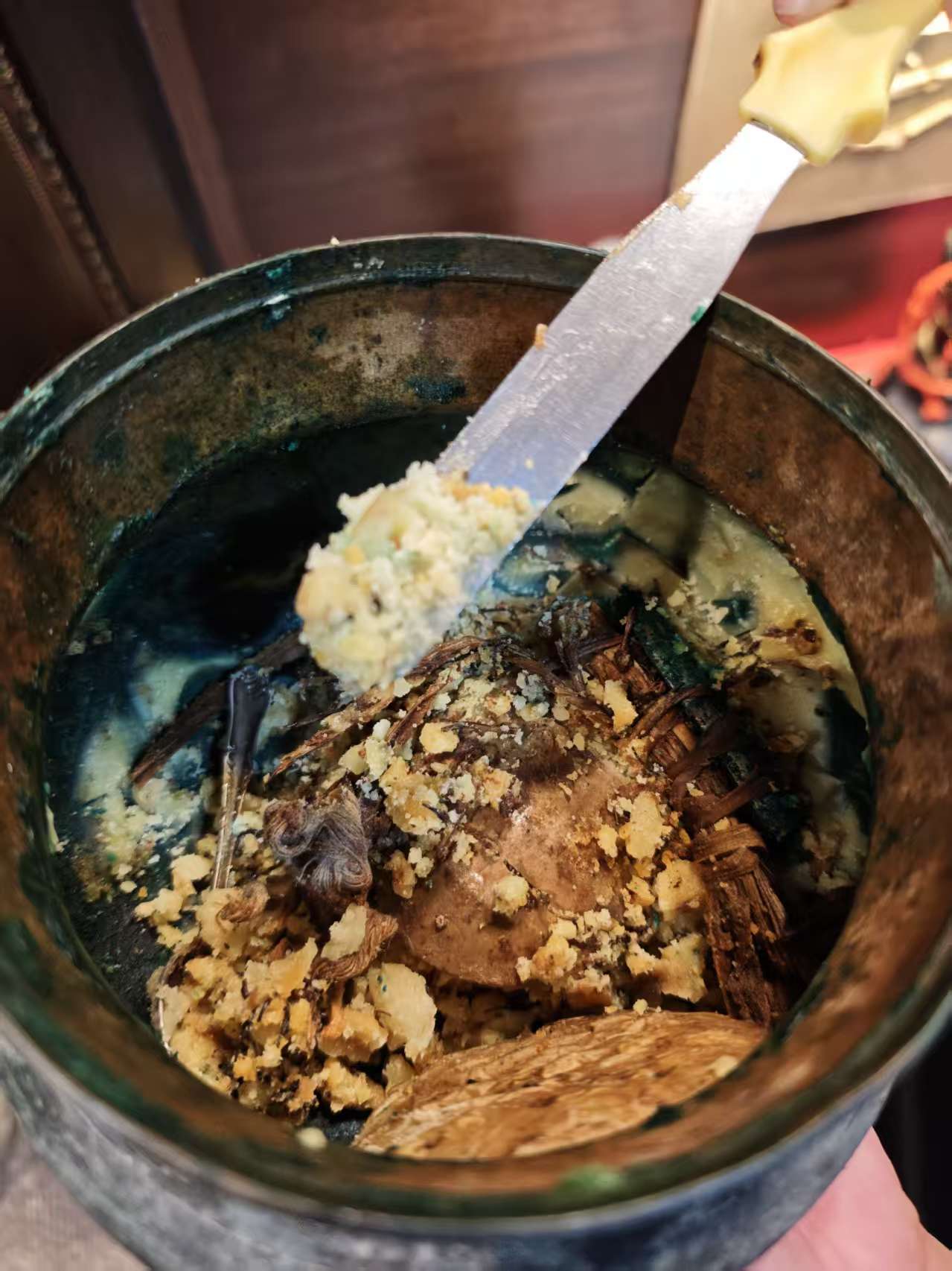 普西顿/龙婆川 · 喜鹊啄食蜜膏