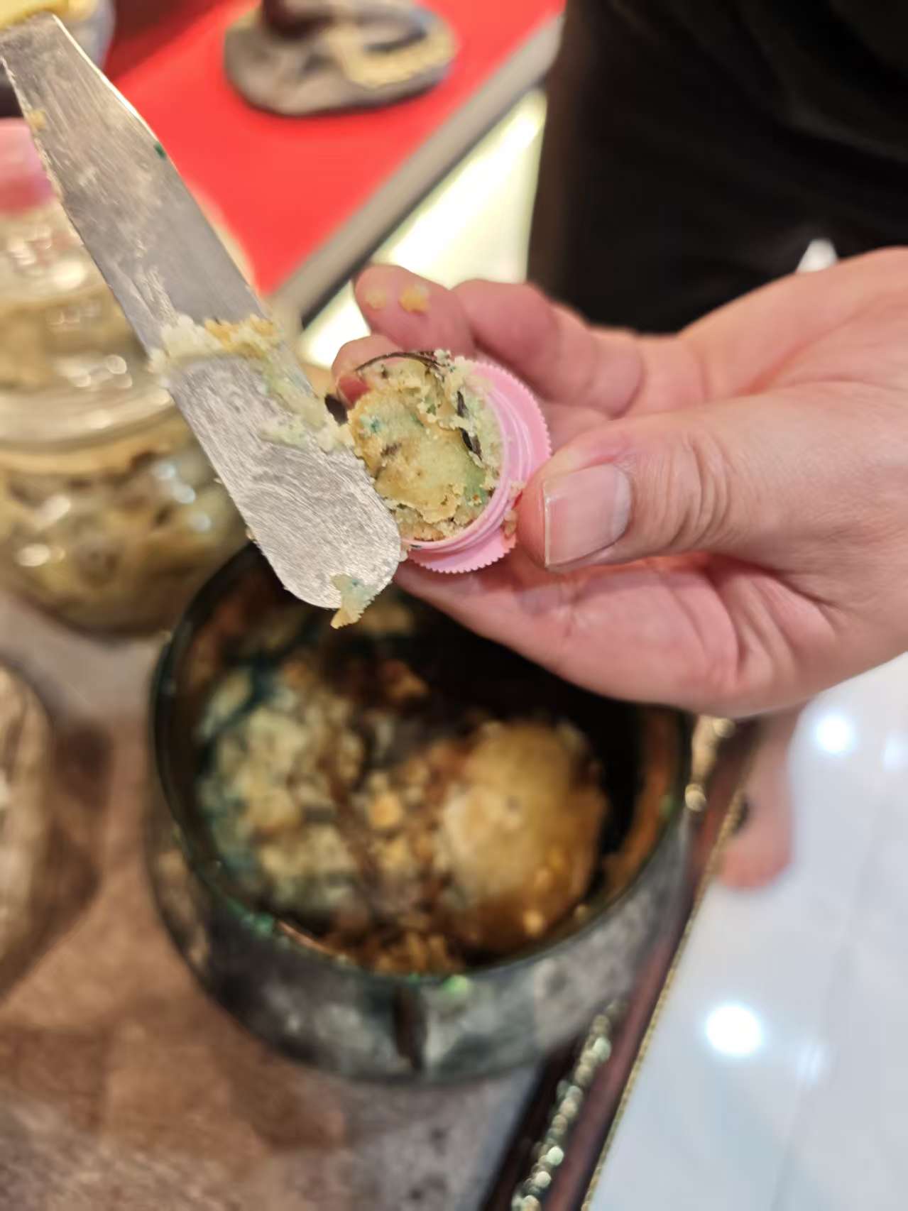 普西顿/龙婆川 · 喜鹊啄食蜜膏