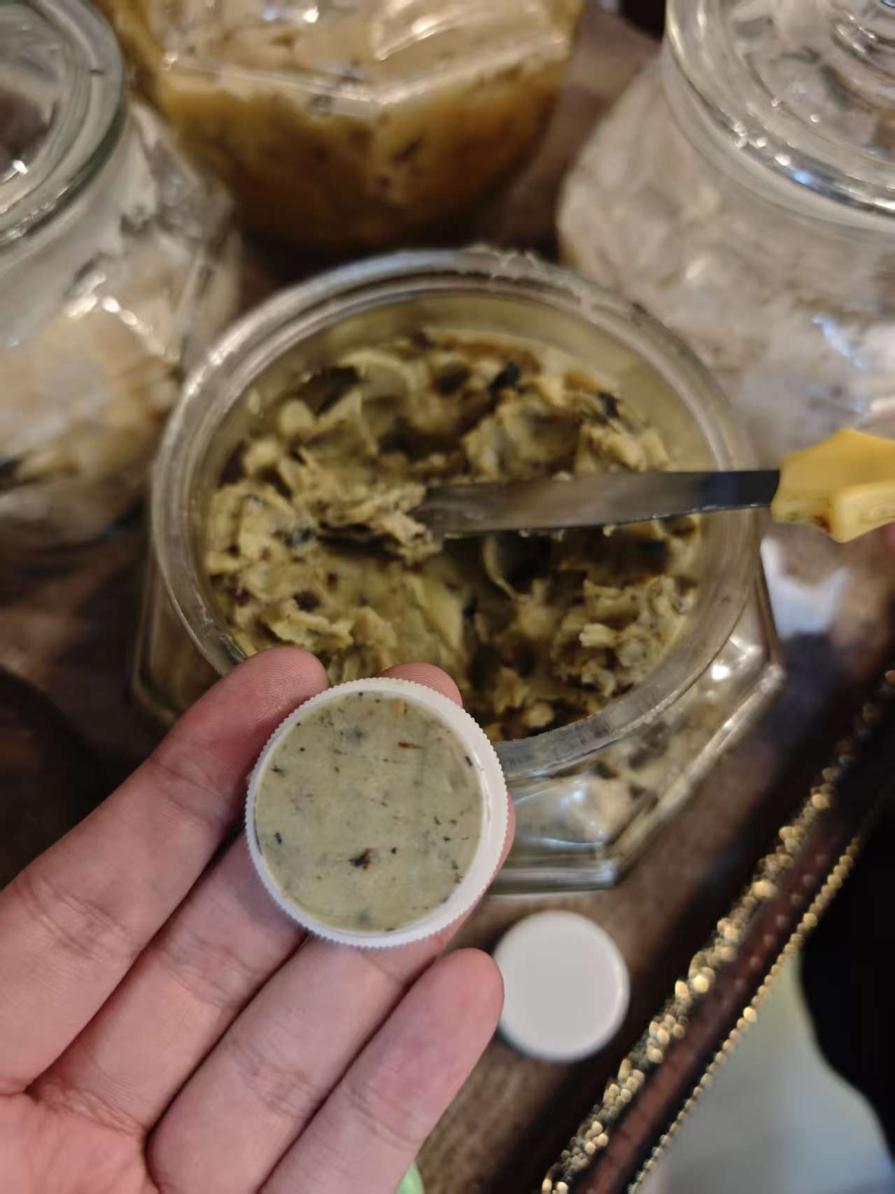 瓦帕 阿赞Nuch · 金色圣颜蜜膏