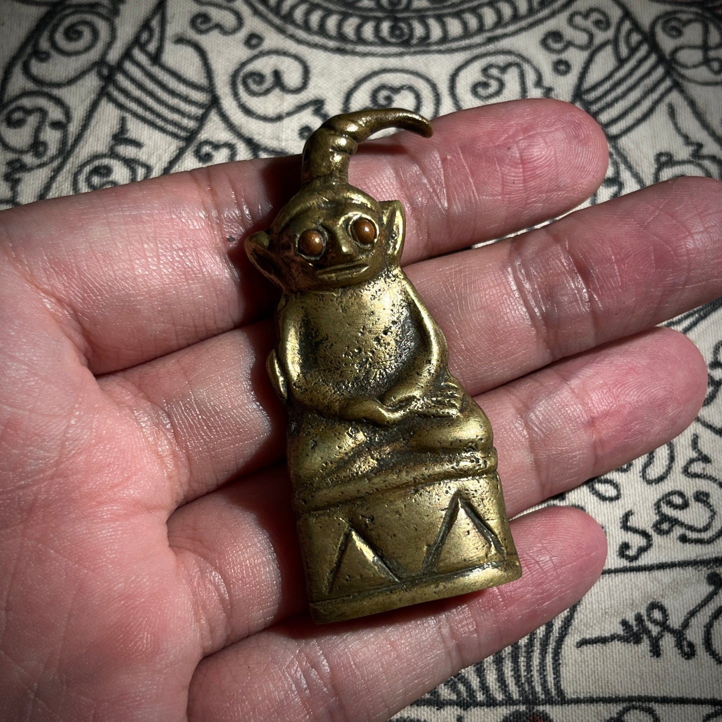 古高棉 · 铜眼拍婴 (左弯发型)