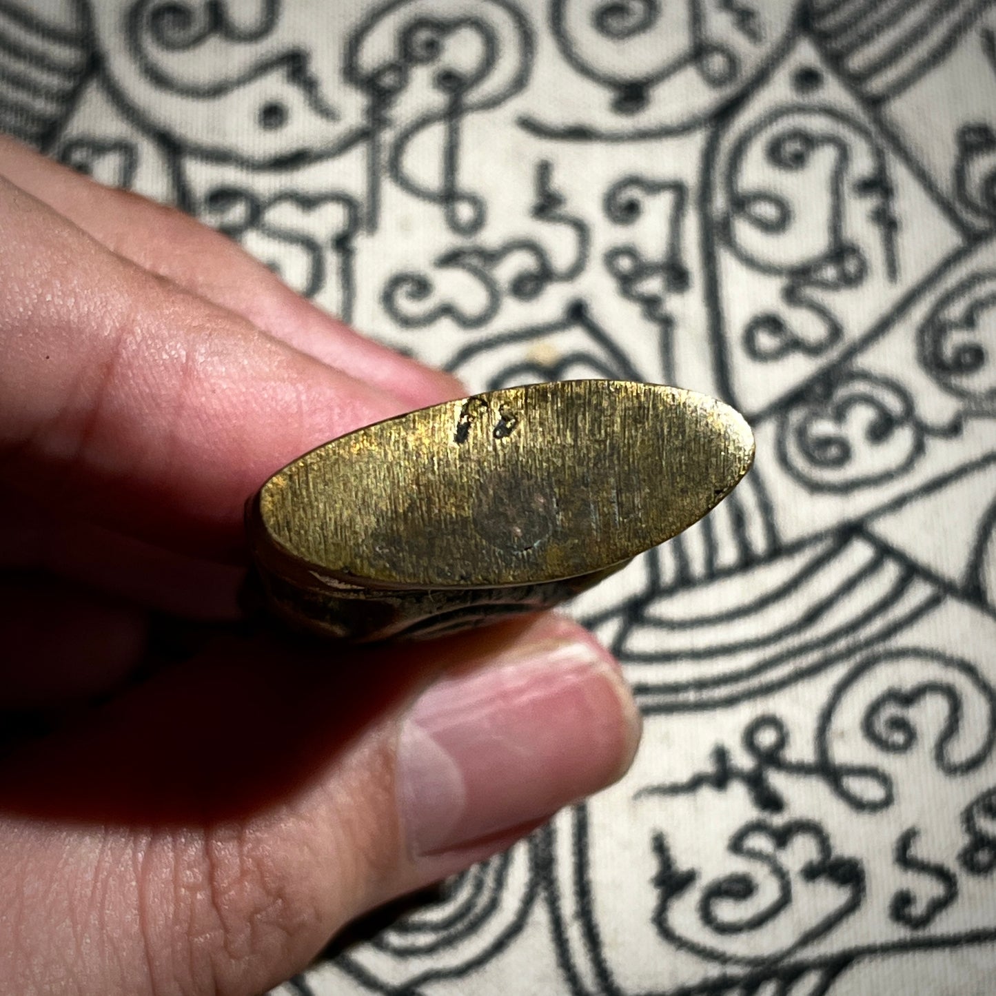 古高棉 · 铜眼拍婴 (左弯发型)