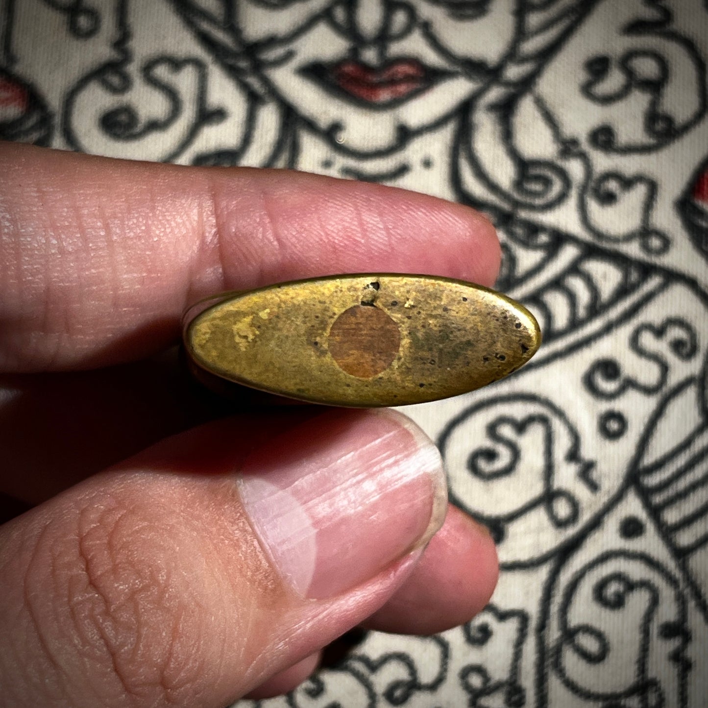 古高棉 · 红眼拍婴 (发髻向左)