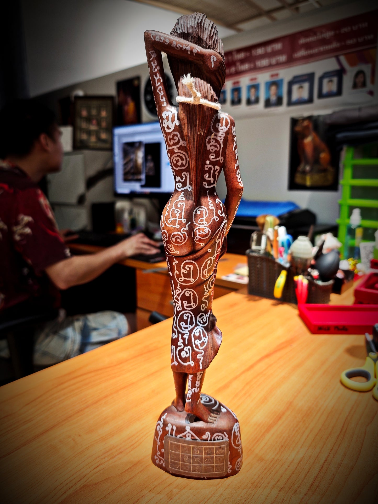 阿赞萨维特 · สุวรรณ供奉