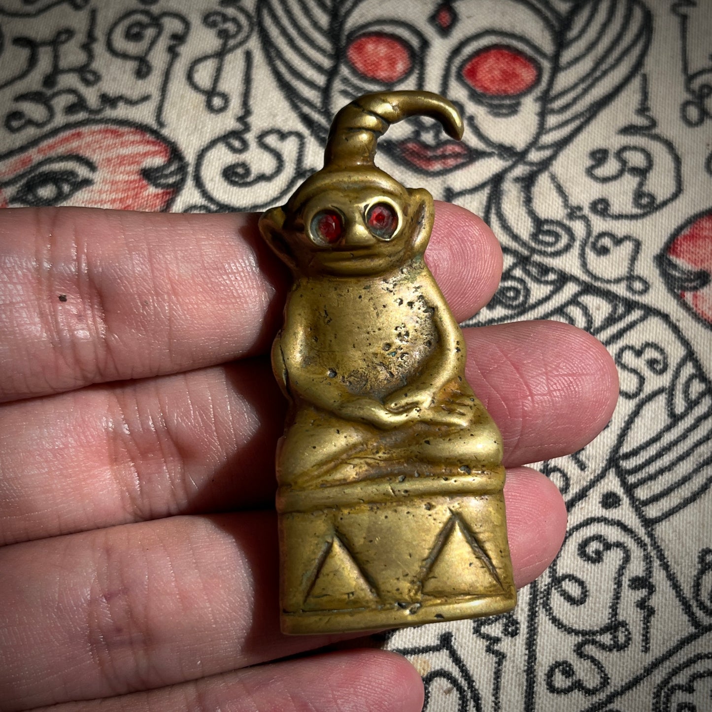 古高棉 · 红眼拍婴 (发髻向左)