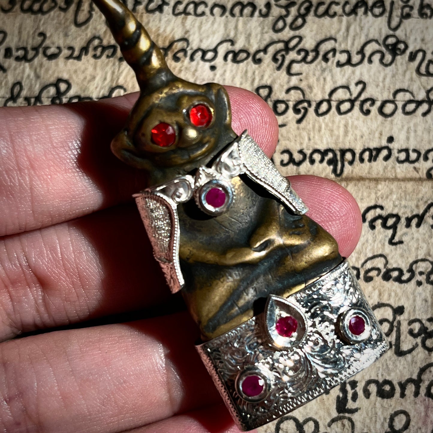 古高棉 · 红眼恶魔拍婴 (直发髻款)